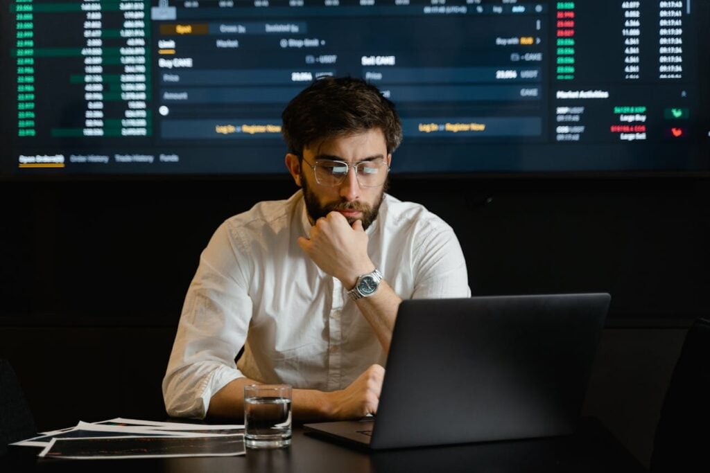 man seeing laptop pexels-tima-miroshnichenko-7567535